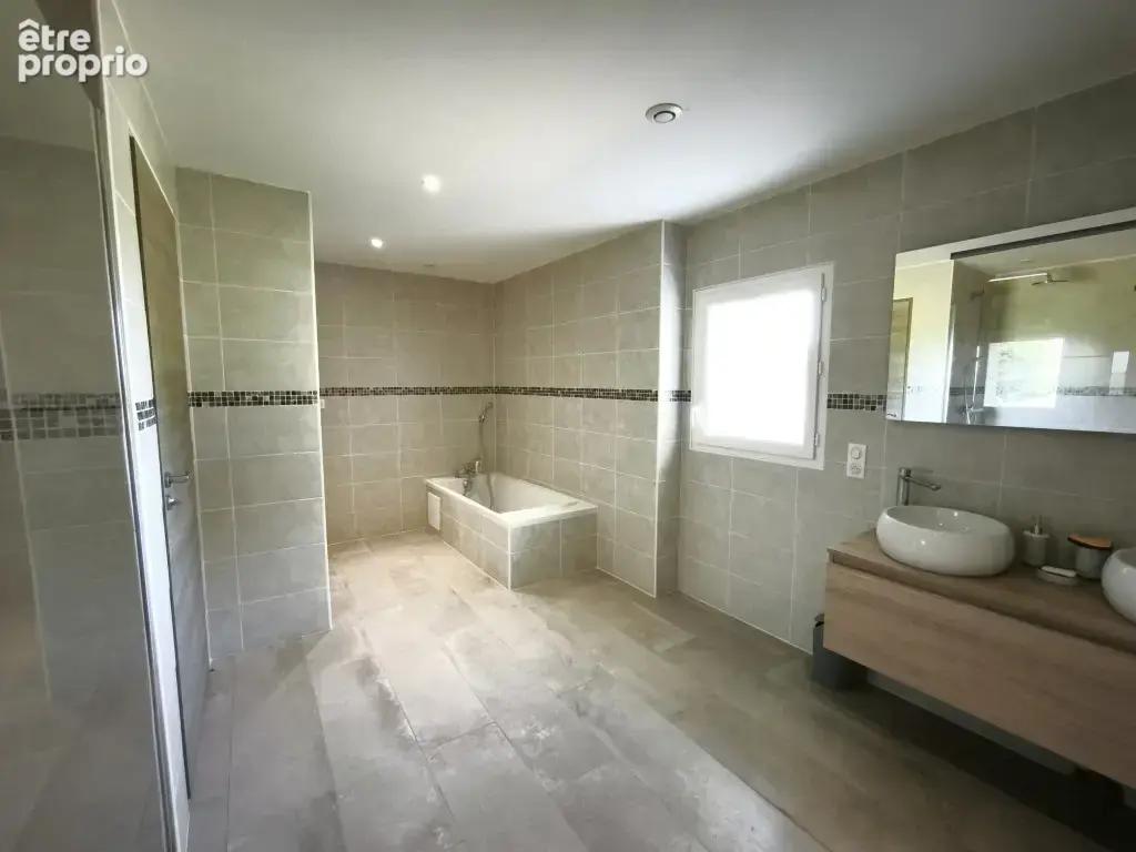 Maison 170 m² à Berneuil  - photo 7