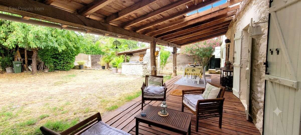 Maison 243 m² à Saint-Seurin-De-Cadourne  - photo 3
