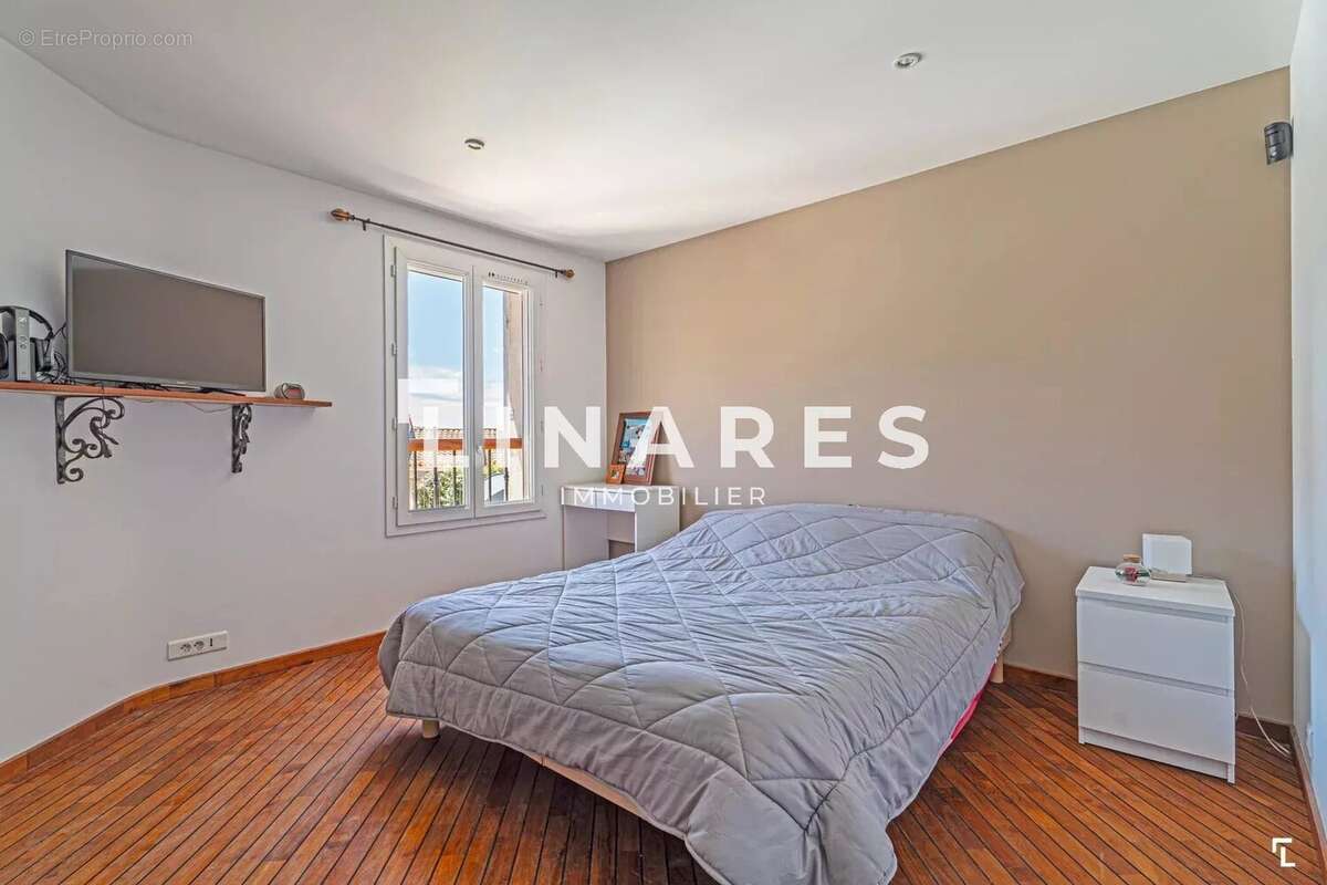 LA CEYRESTAINE  - Villa T7 de 225m2 - Terrain 759m2 - PISCINE - 13600 CEYRESTE - photo 13