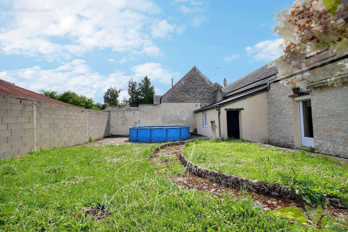 Maison en pierres avec cour et jardin - photo 2