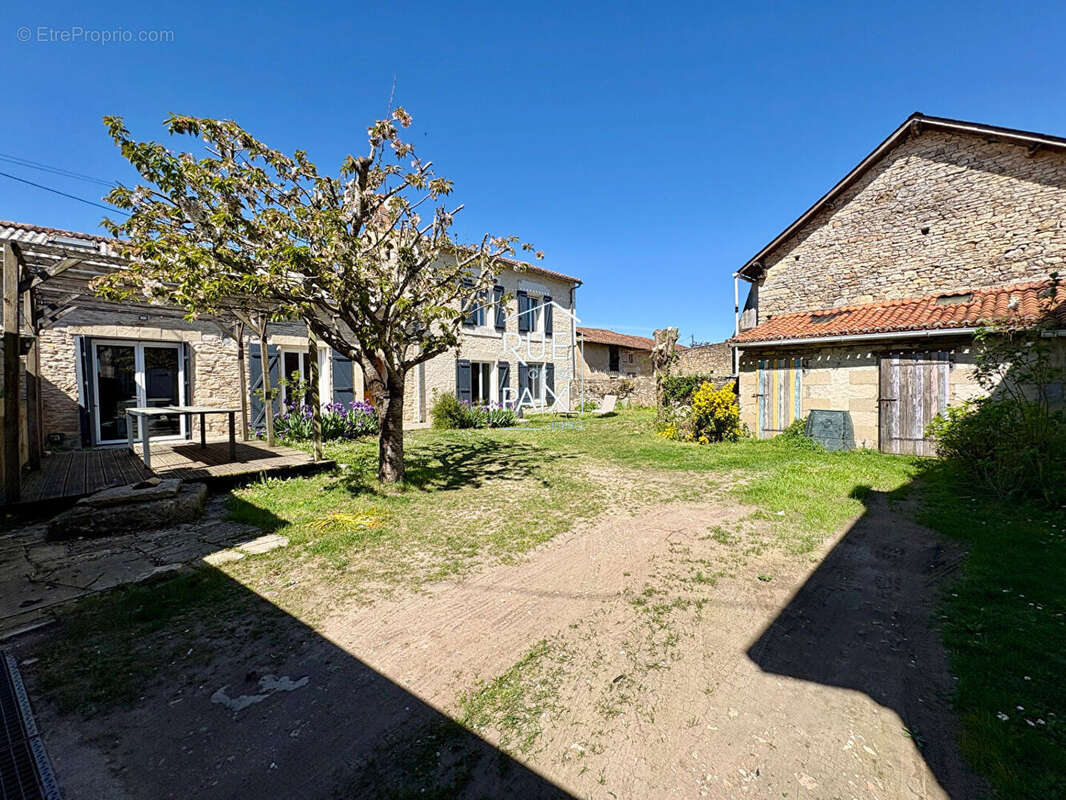 Maison Cherves 5 pièce(s) 140.89 m2 - photo 13