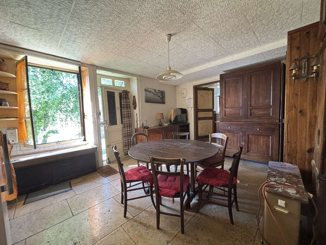 Maison à MONTLIOT-ET-COURCELLES