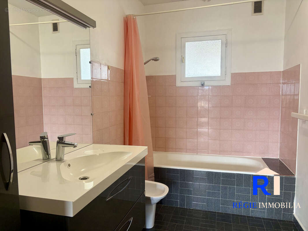 Salle de bain  - Appartement à ECHIROLLES