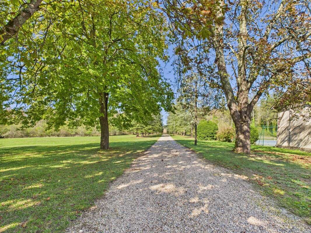 Entre Élégance et Nature : Domaine de Caractère avec Gîtes et Vue Dominante - photo 21