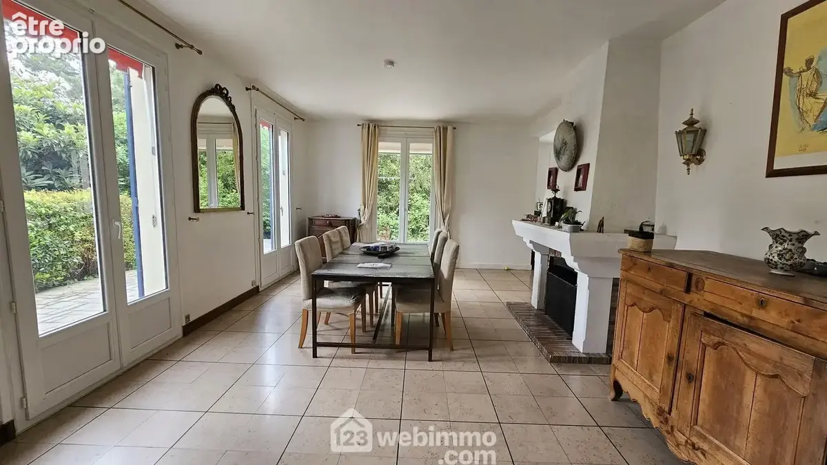 Un séjour lumineux de 30 m² avec sa cheminée .