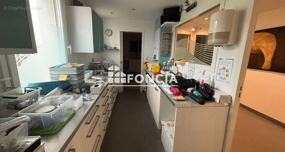 Commerce à LA SALVETAT-SAINT-GILLES