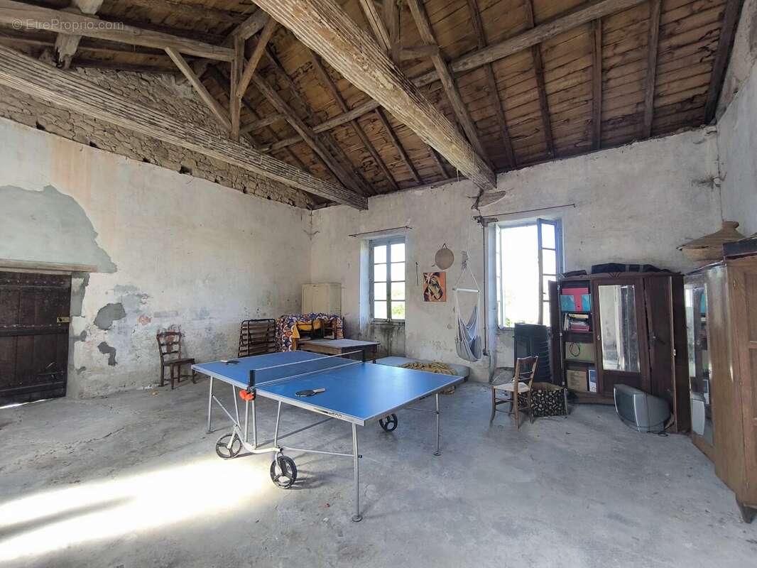 Maison à MONTROL-SENARD