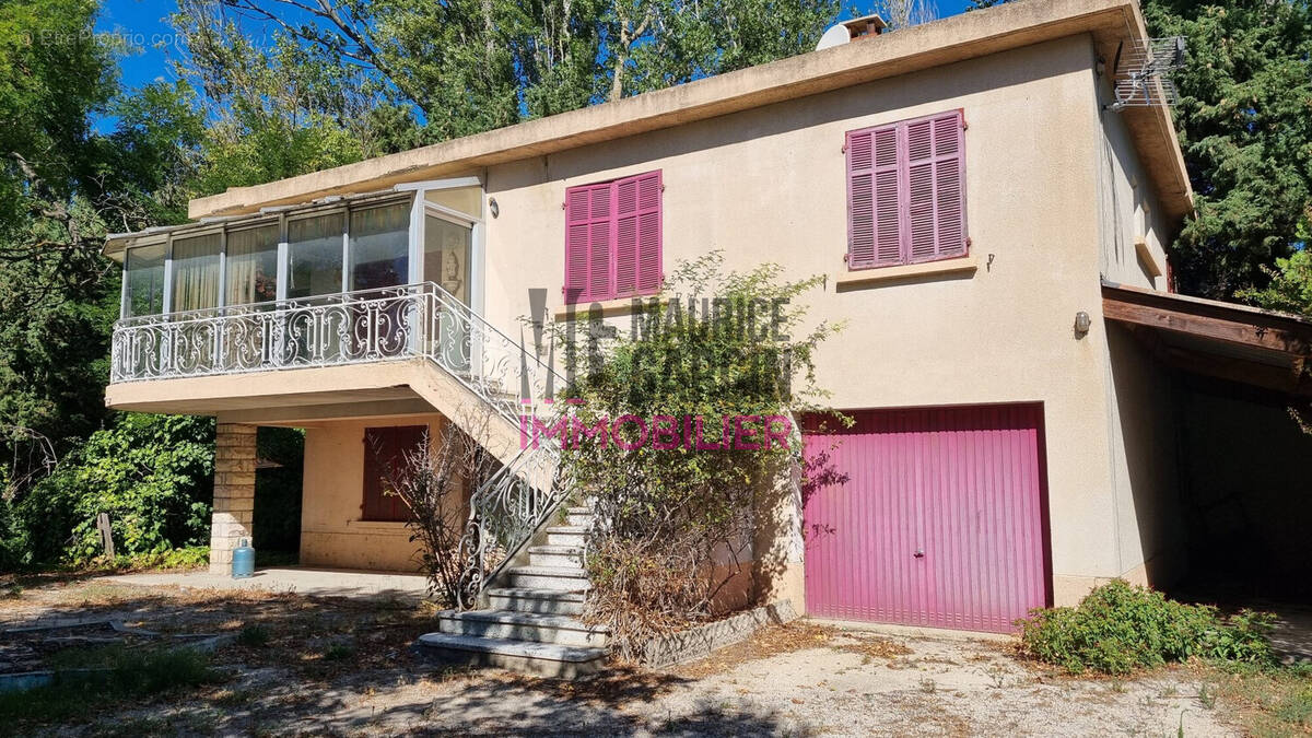 Maison à ENTRAIGUES-SUR-LA-SORGUE