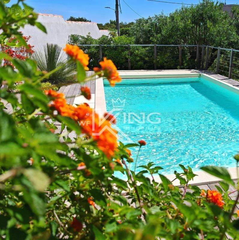 À deux pas de la plage de la Gaillarde, découvrez un bien d'exception aux allures de villa - photo 12