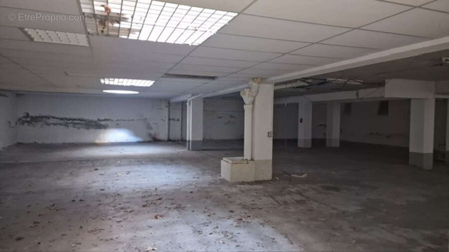 ensemble immobilier de deux lots, un local commercial et un parking de 350 m² en centre ville - photo 5