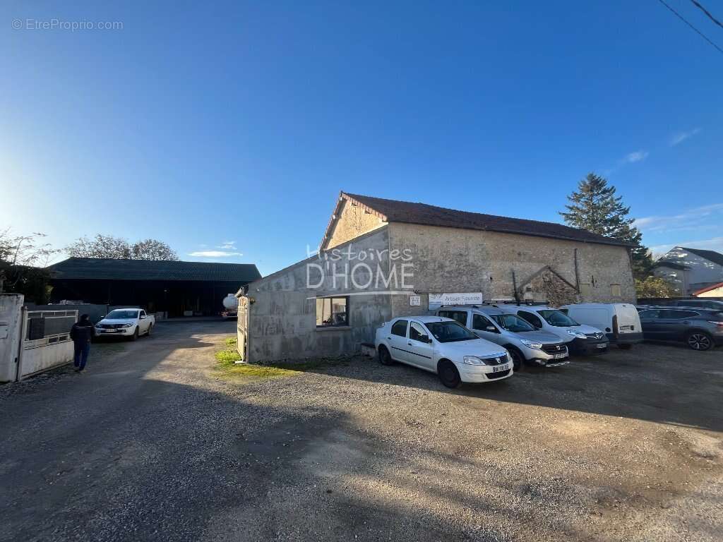 Commerce à JOUY-LE-CHATEL