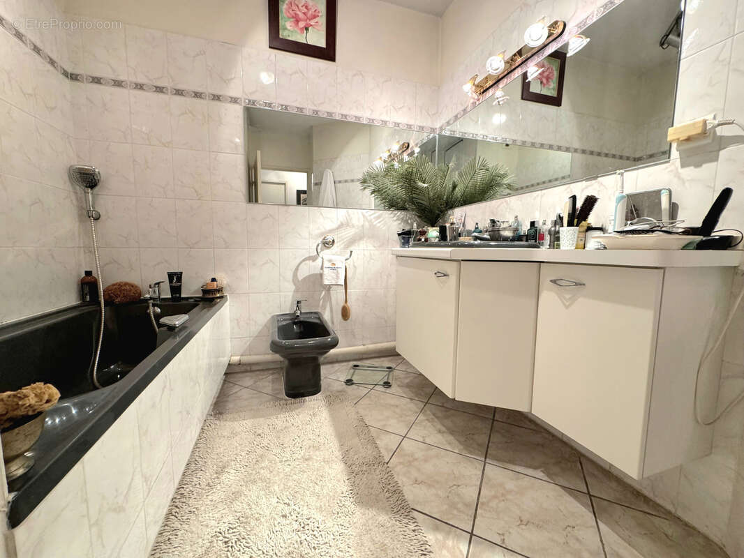 Autre à MARSEILLE-6E