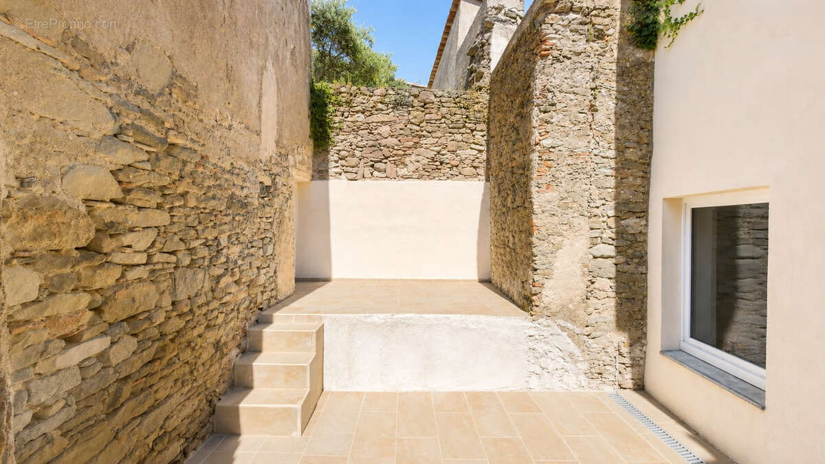 PROCHE CARCASSONNE - Maison de village, 3 chambres + Terrasse - photo 2