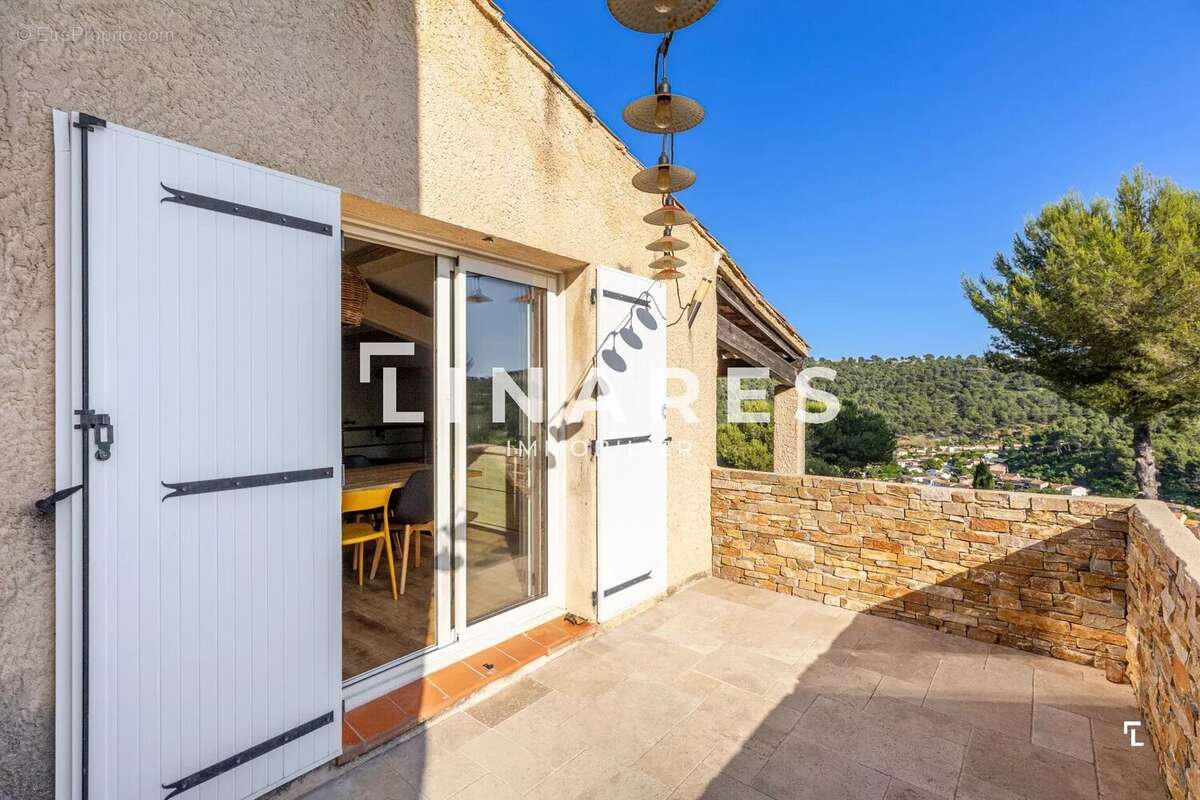 LE MAS DES COLLINES - Maison 242m2 (160 m² + 1800€/mois revenus locatifs 2 T2 indépendants ) - Piscine -Terrasses - Garage - 134 - photo 4