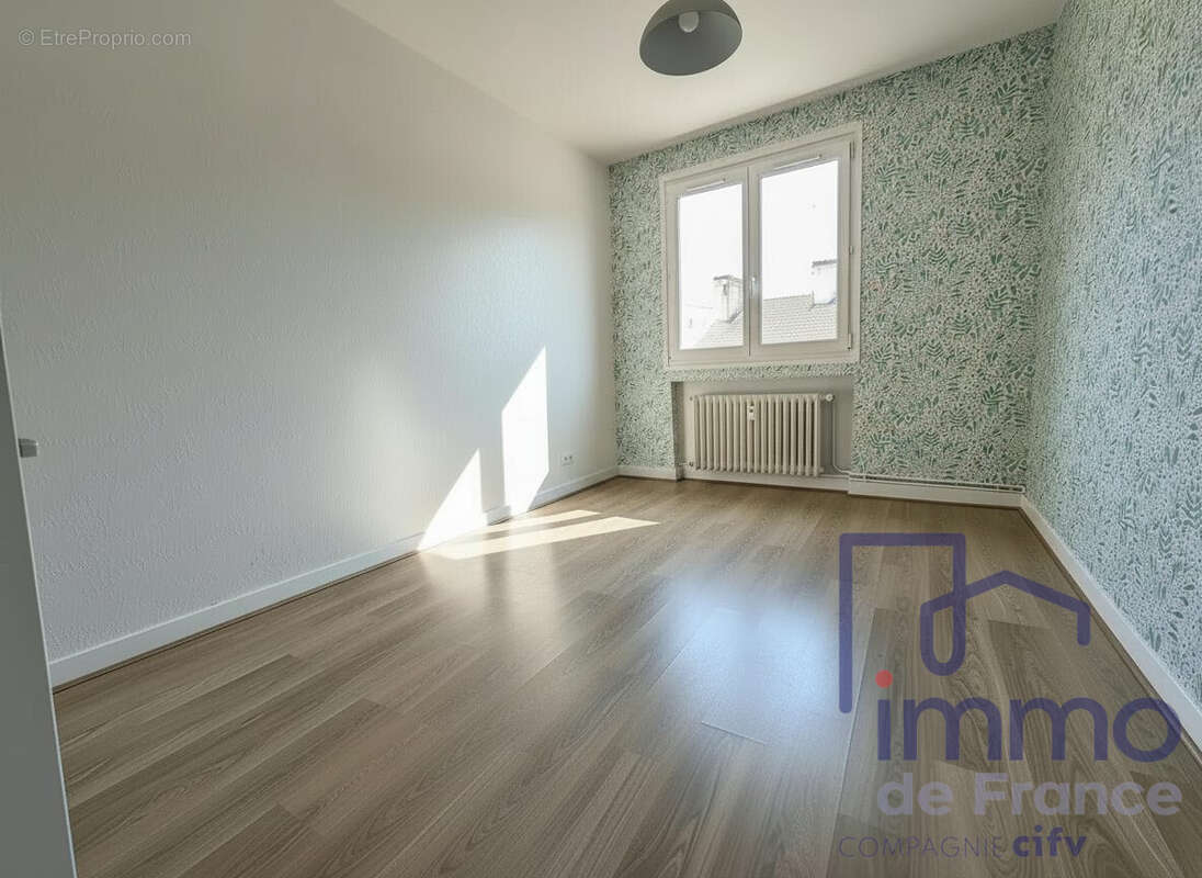 chambre 1 (face a l entrée)  - Appartement à SAINT-ETIENNE
