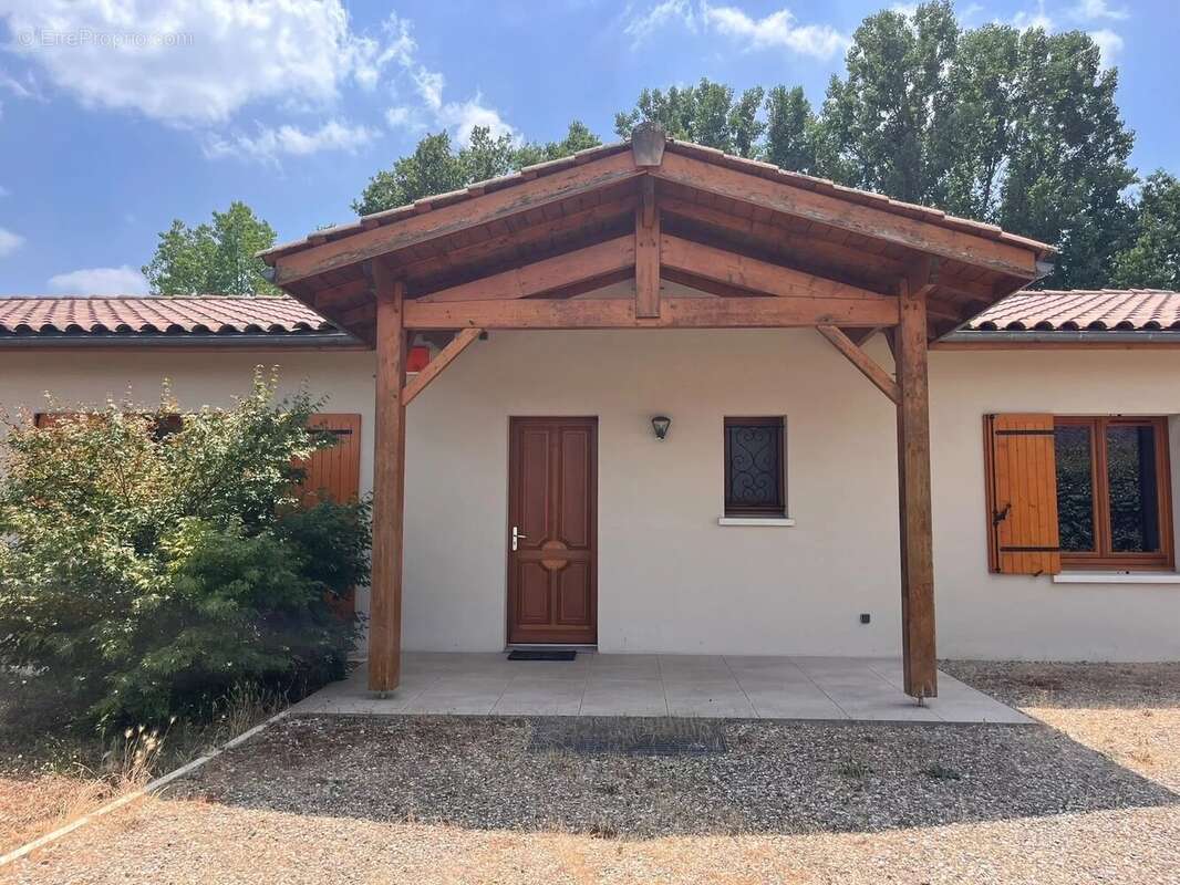 GRANDE MAISON de plain pied avec garage ,jardin,piscine. - photo 15