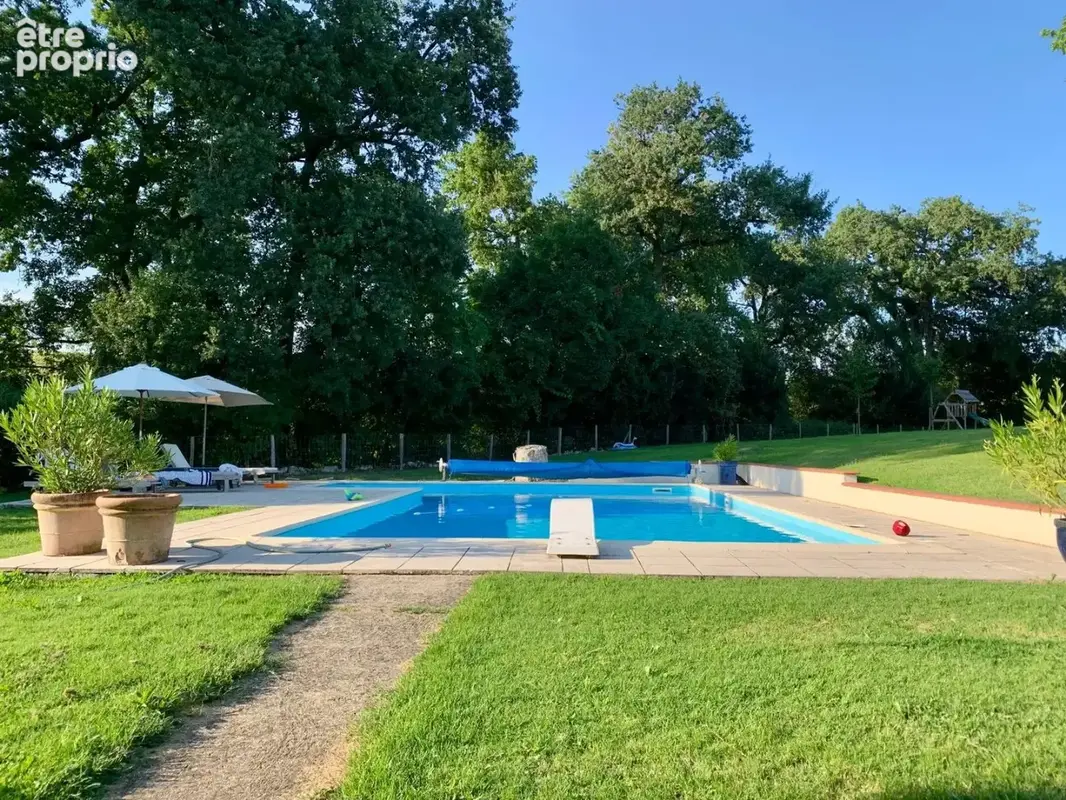 Propriété de campagne de 271m2 avec 5 chambres, piscine et 7896m2 de jardin - photo 2