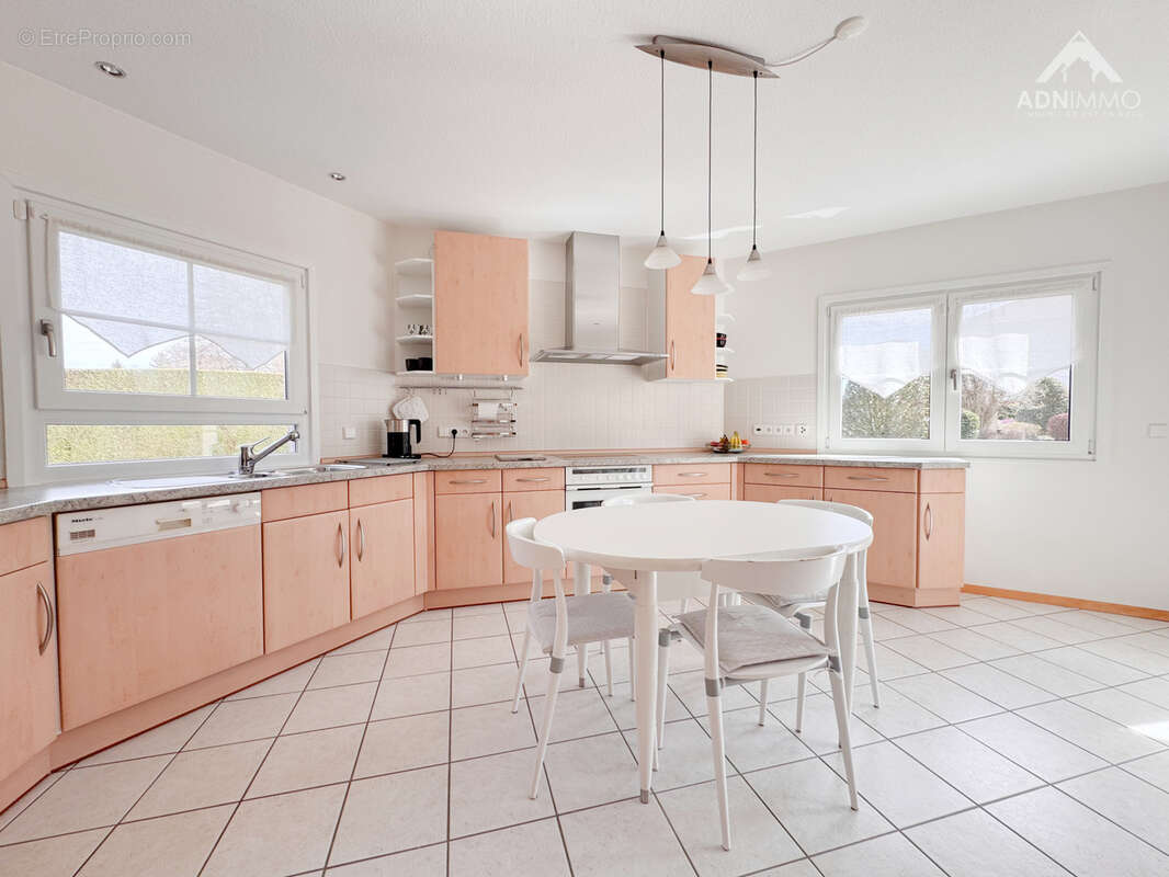 Maison à SAINT-GENIS-POUILLY