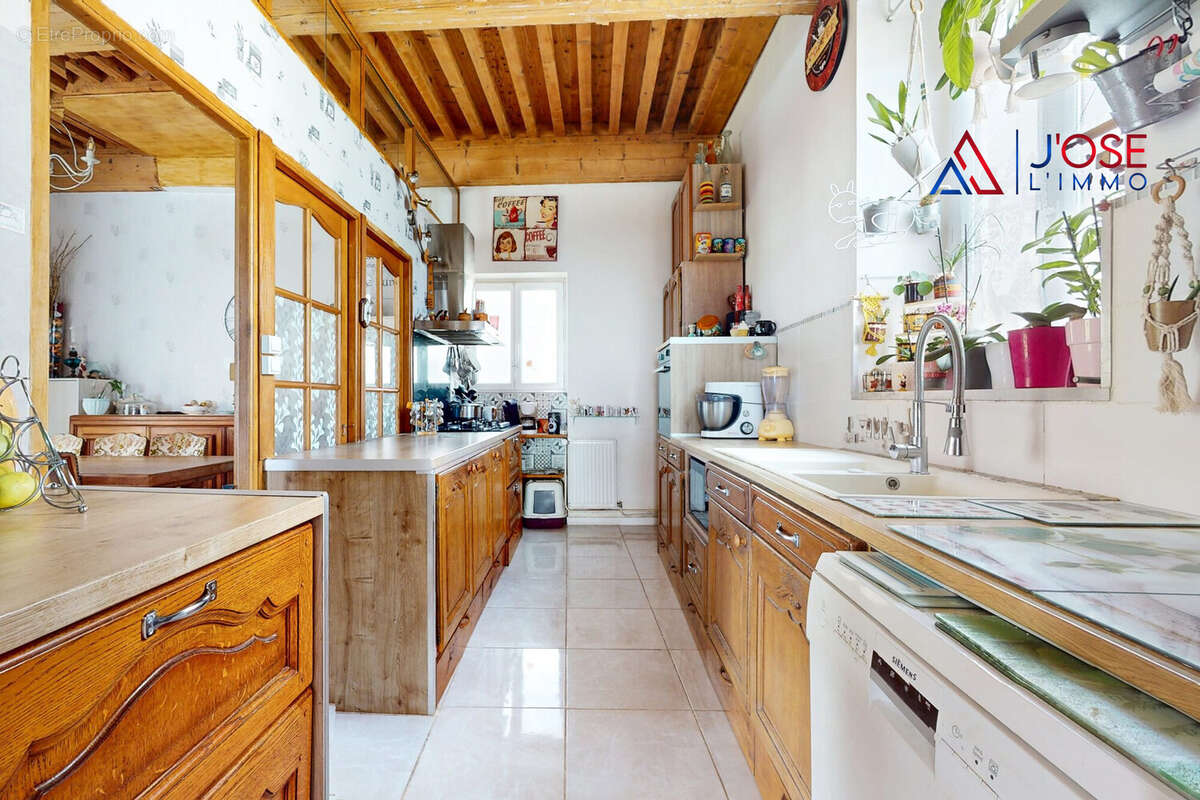 Cuisine familiale équipée - Maison à GRIGNY