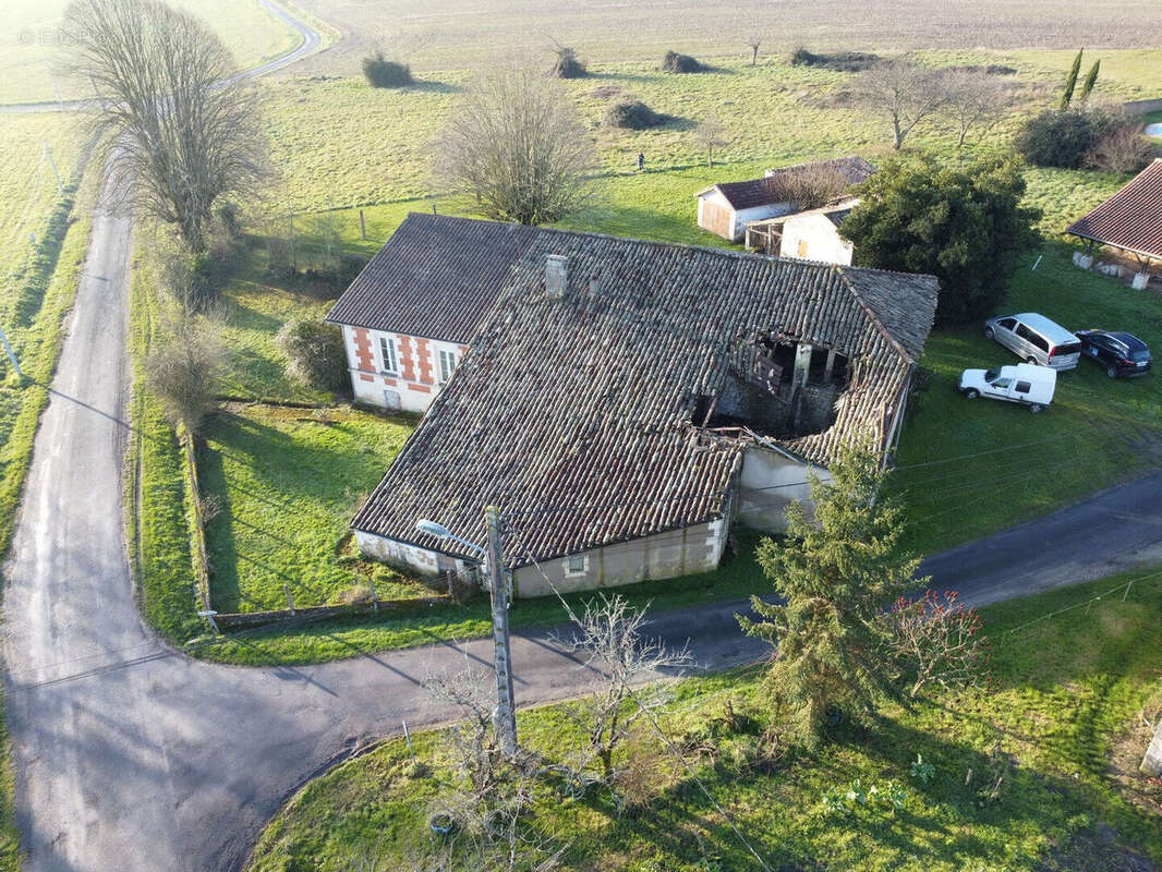 Maison à NIEUL-LE-VIROUIL