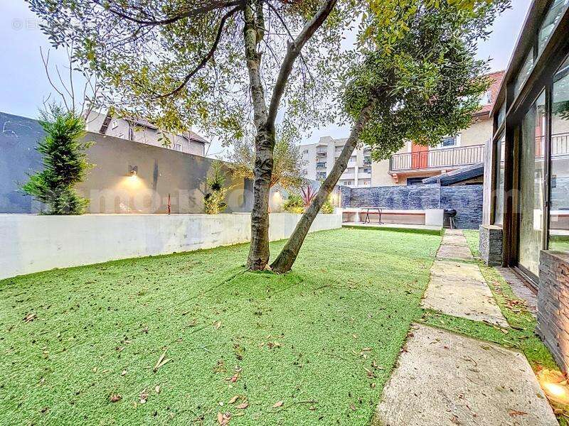 Maison_Mitoyenne_Annemasse_grand_espace_Toit_cathedrale_proche_ecole_genève_frontière_suisse_ceva_bus_commerces_lumineux_calme_sejour_cuisine_ouverte_couloir_dégagement_dressing_armoires_chambre_baignoire_double_douche_exterieur_jardin_gazon_syntetique_ - Maison à AMBILLY