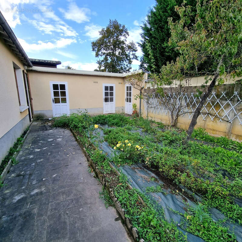 Maison à SAINT-DENIS-DE-JOUHET