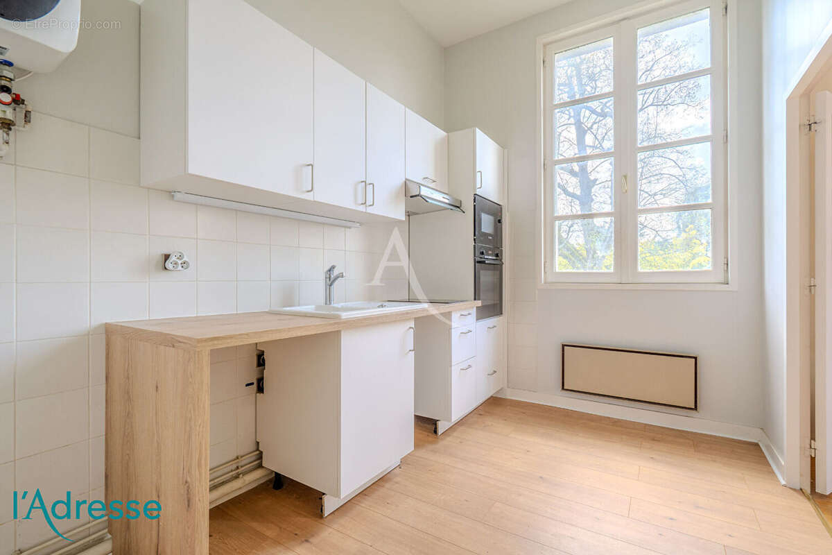 GRADIGNAN - Bel appartement de 150m² au sol dans un château avec garage fermé - photo 6