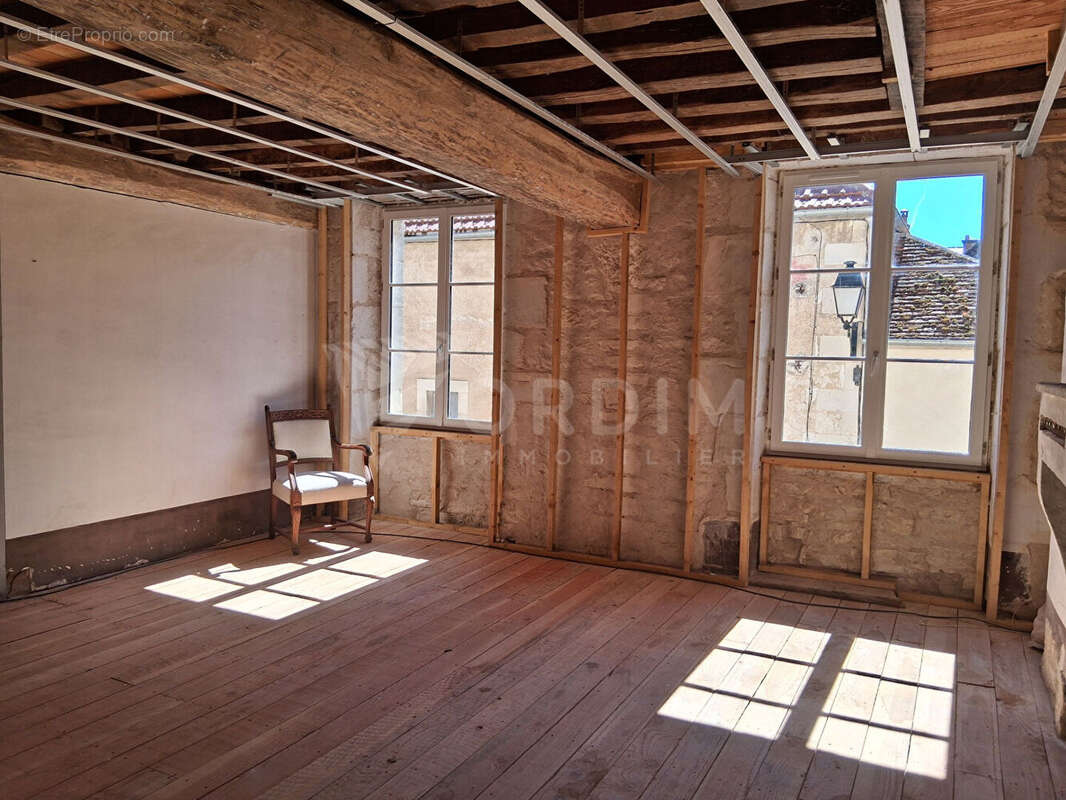 Maison à COULANGES-LA-VINEUSE