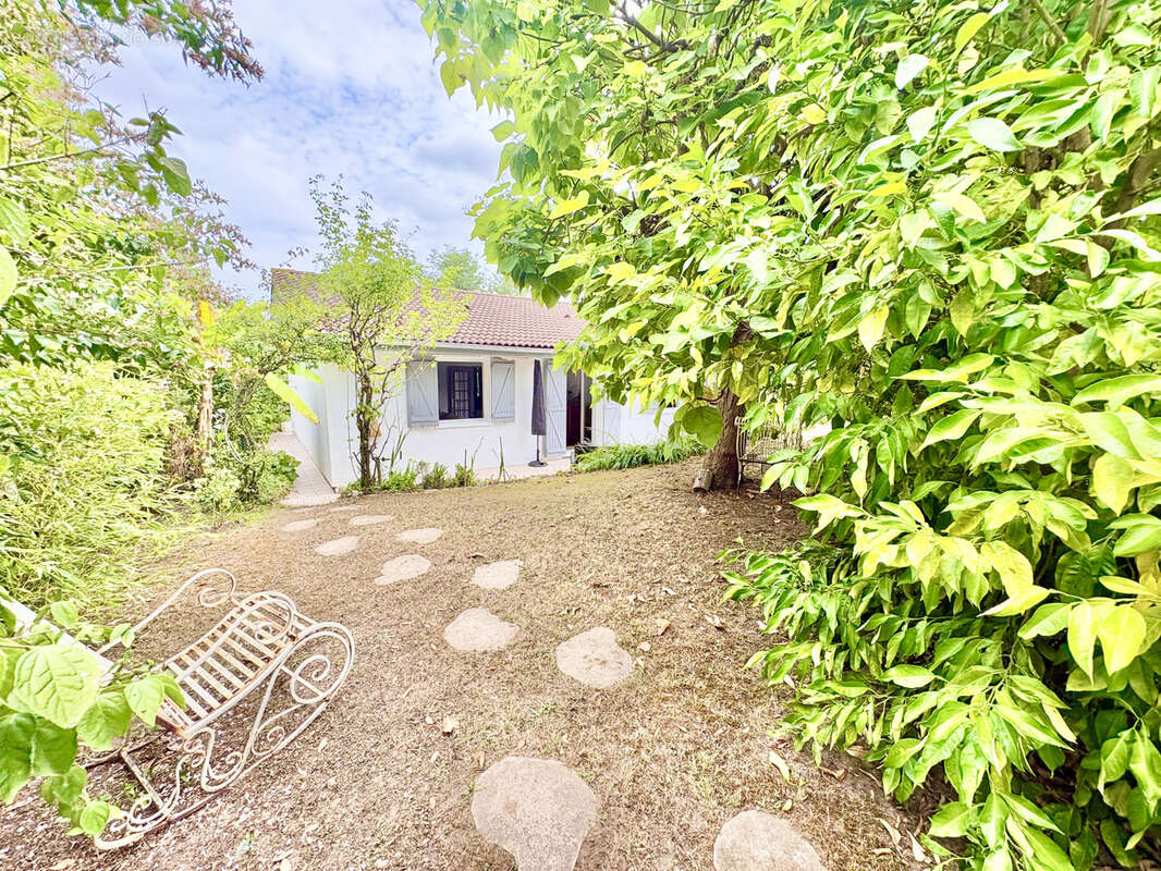 Jolie maison avec jardin 1010m2 au coeur d'un village très recherché - photo 5