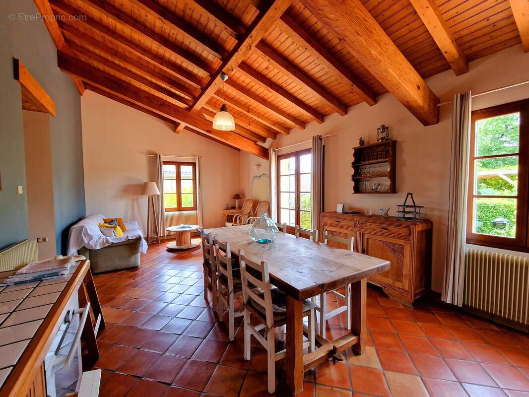 Élégante Propriété de Campagne avec Gîte et Annexe dans un Cadre Paisible - photo 16