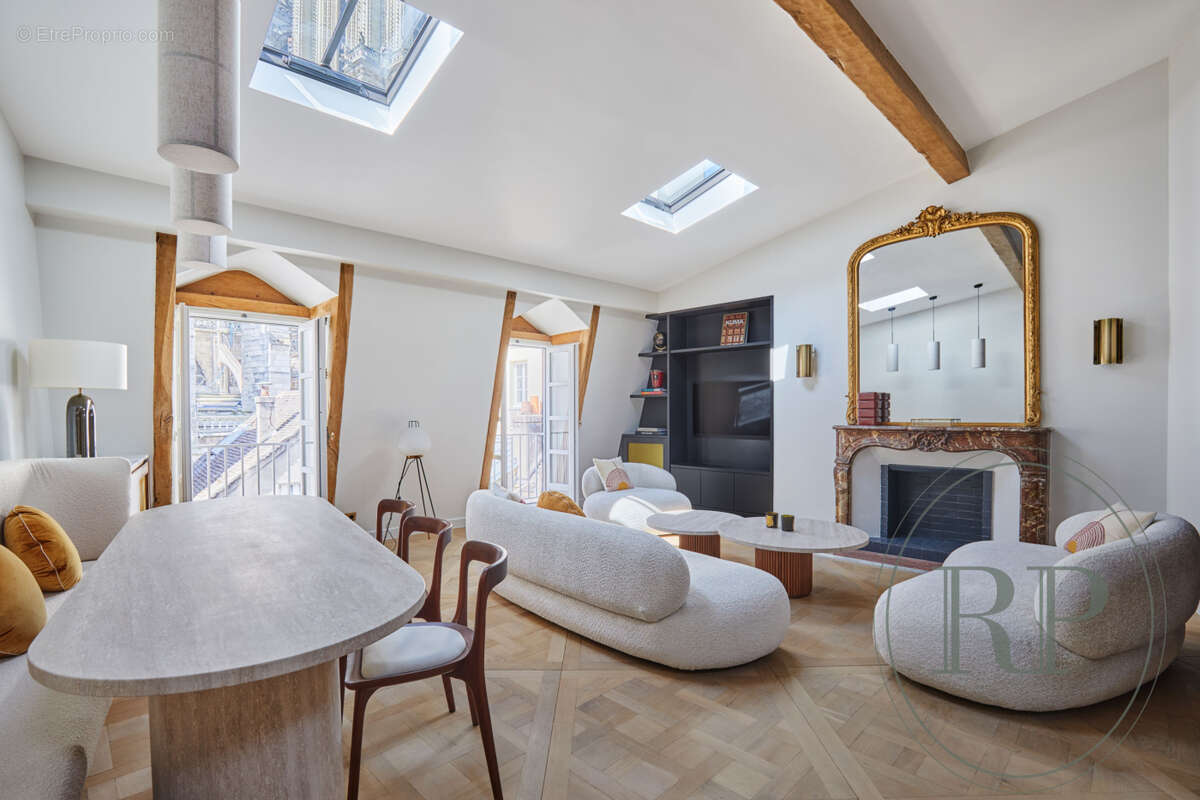 Appartement à PARIS-1E