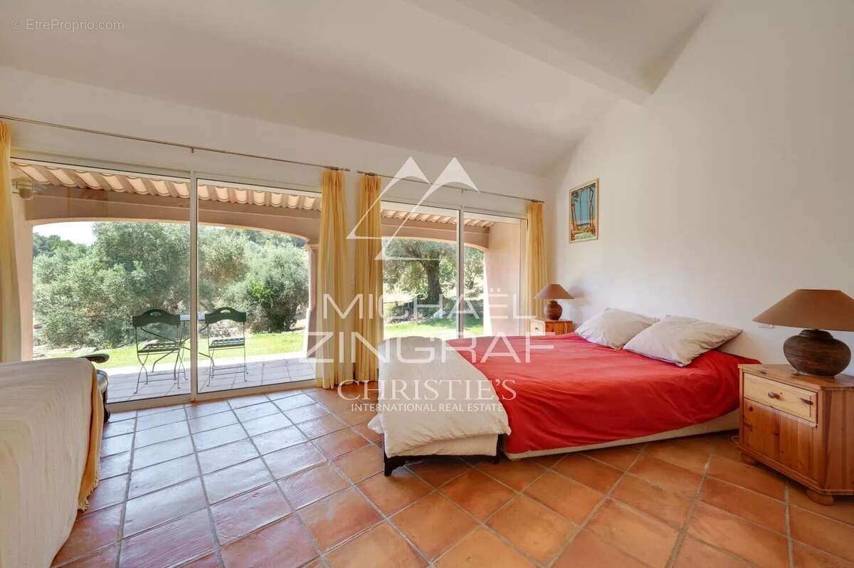 Exclusivité Propriété avec 3 villas, piscine et tennis - photo 20
