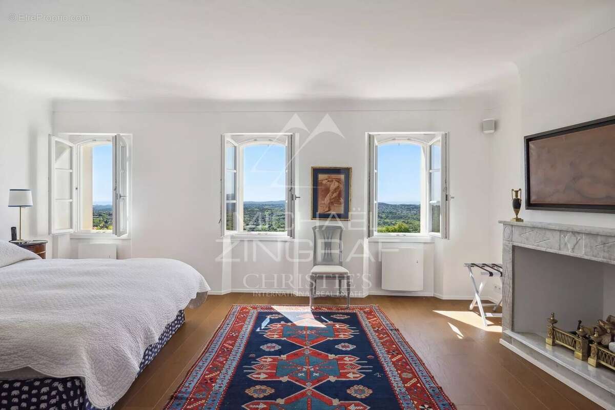 Maison à CHATEAUNEUF-GRASSE