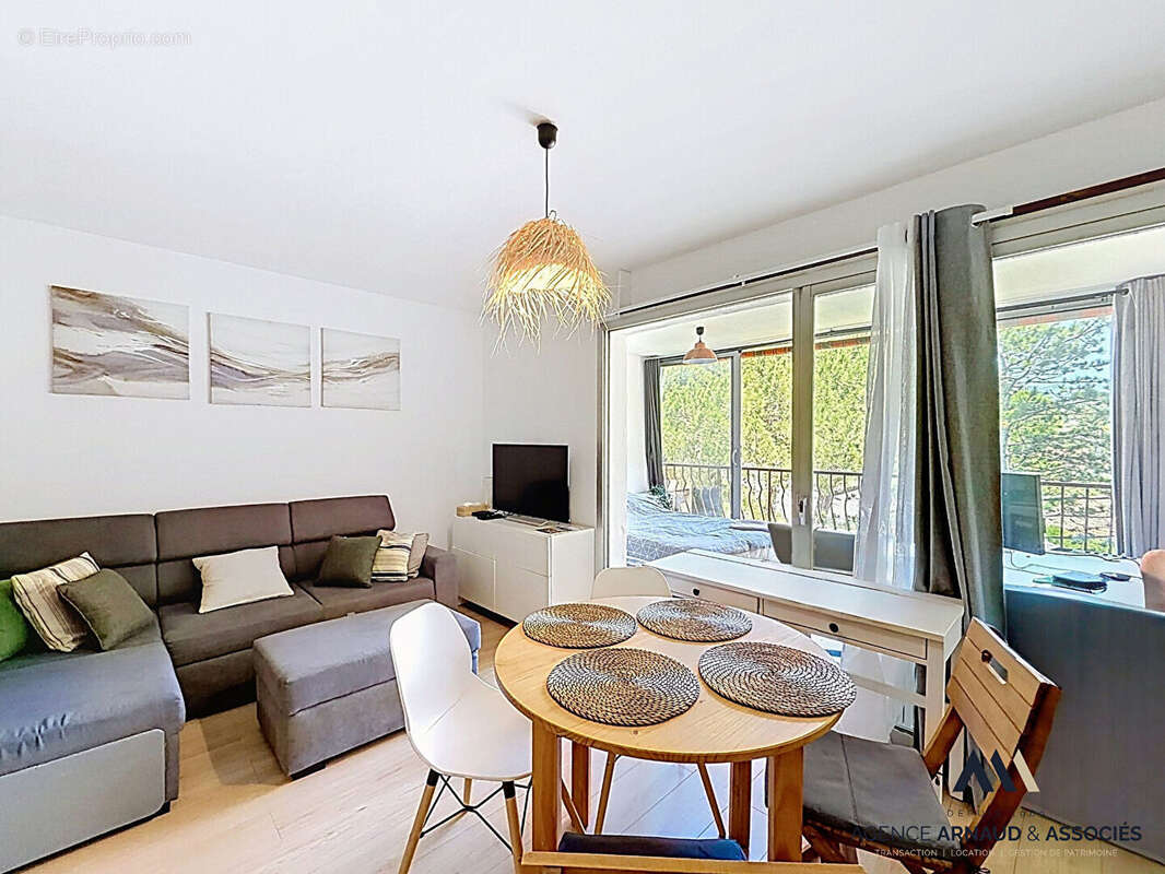 À vendre : Charmant studio de 27m² à Saint Cyr sur Mer, idéalement situé ! - photo 3