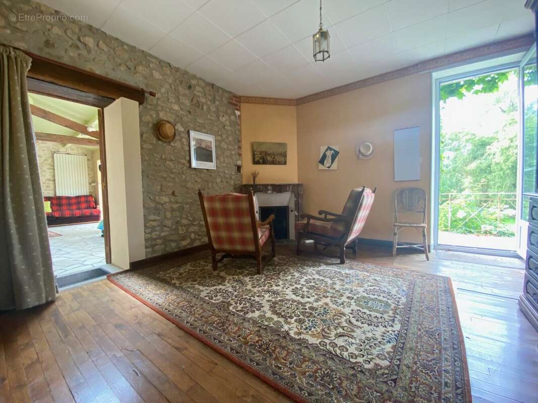 Maison à MONTREUIL-BONNIN