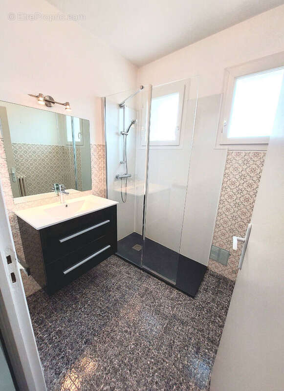Immeuble Local commercial + appartement T5 rénové - photo 5
