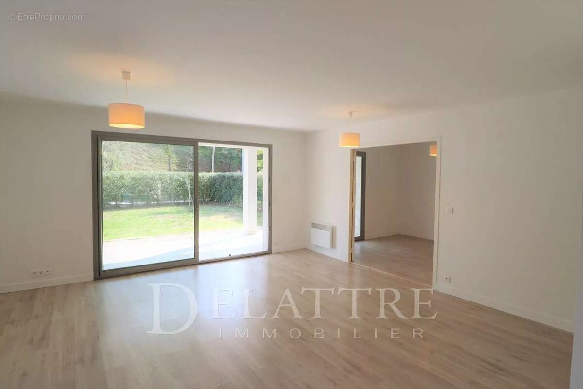 Appartement à ROQUEFORT-LES-PINS