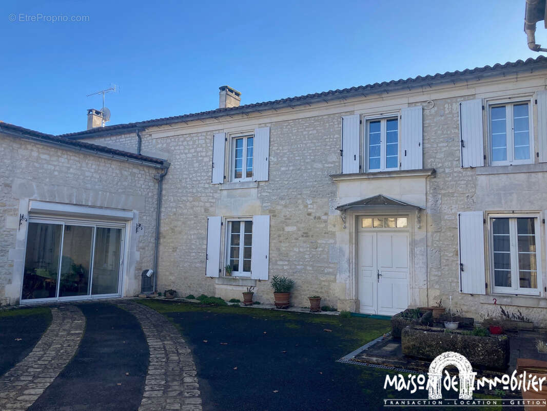 A vendre entre cognac et angouleme - ensemble immobilier  - 9 pieces - 353m2 - piscine - photo 12