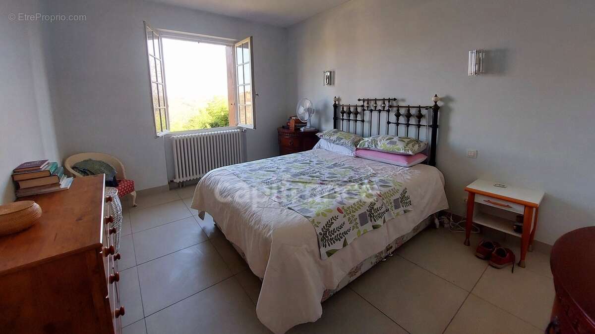 Maison familiale de 244m² à Belvès, 8 pièces, 5 chambres, avec vue dégagée et appartement spacieux indépendant, terrain de 3088m - photo 11