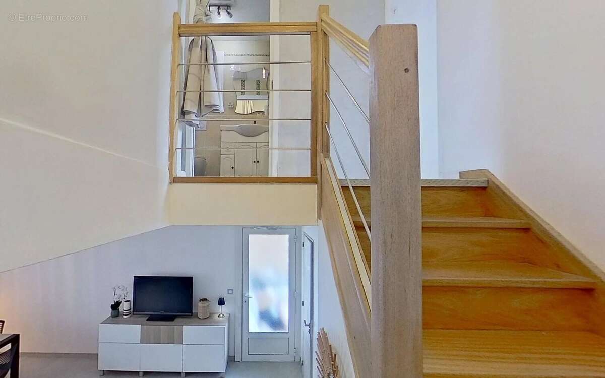 HYÈRES, PROCHE DE LA GARE – Maison avec 3 chambres, jardin, garage et stationnement - photo 13