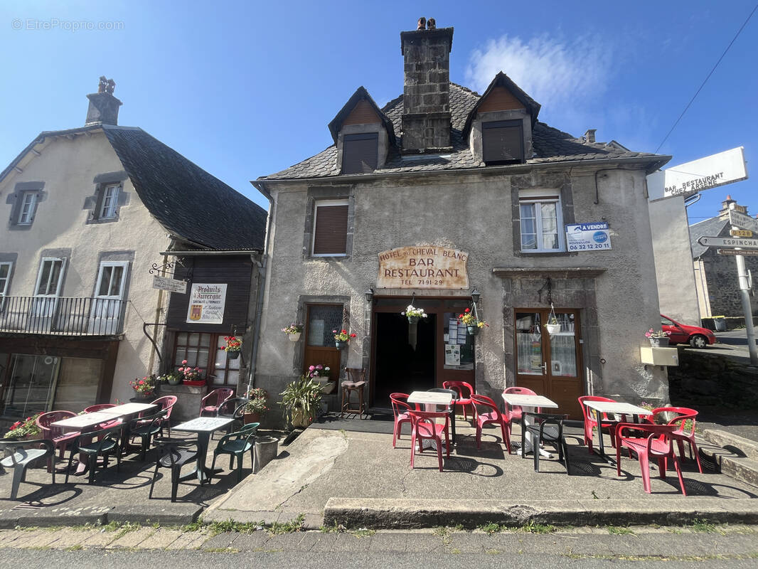 Commerce à EGLISENEUVE-D'ENTRAIGUES