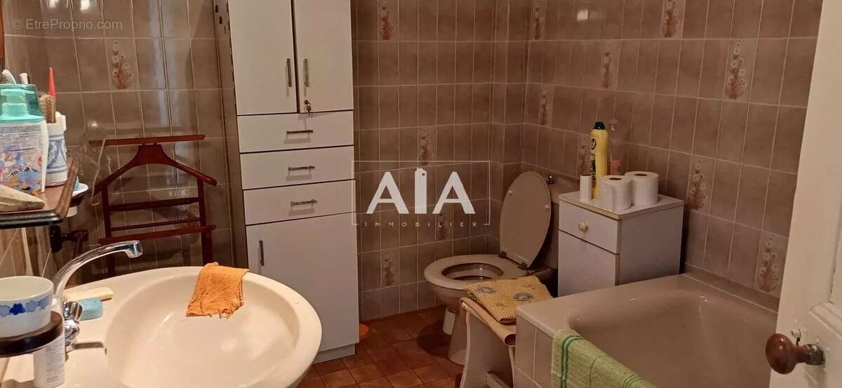 Maison à LES ADJOTS