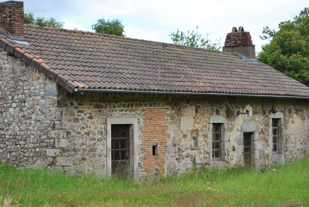 Maison à SAINT-PRIEST-LES-FOUGERES