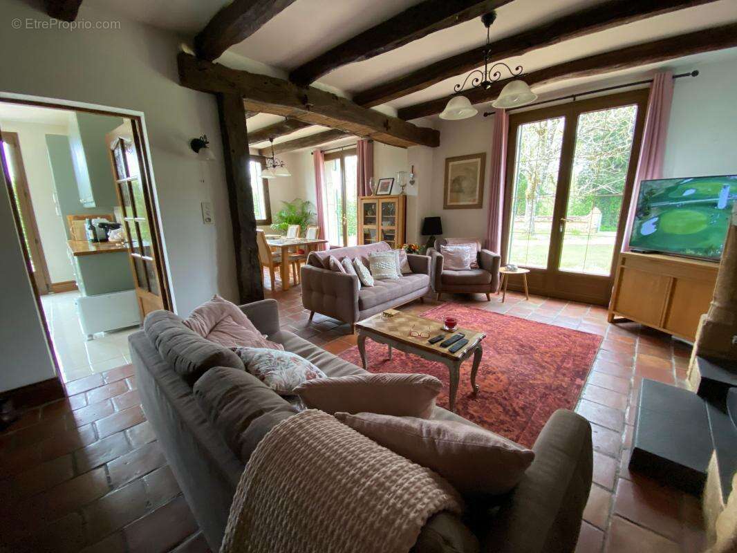 Maison à MAUZAC-ET-GRAND-CASTANG