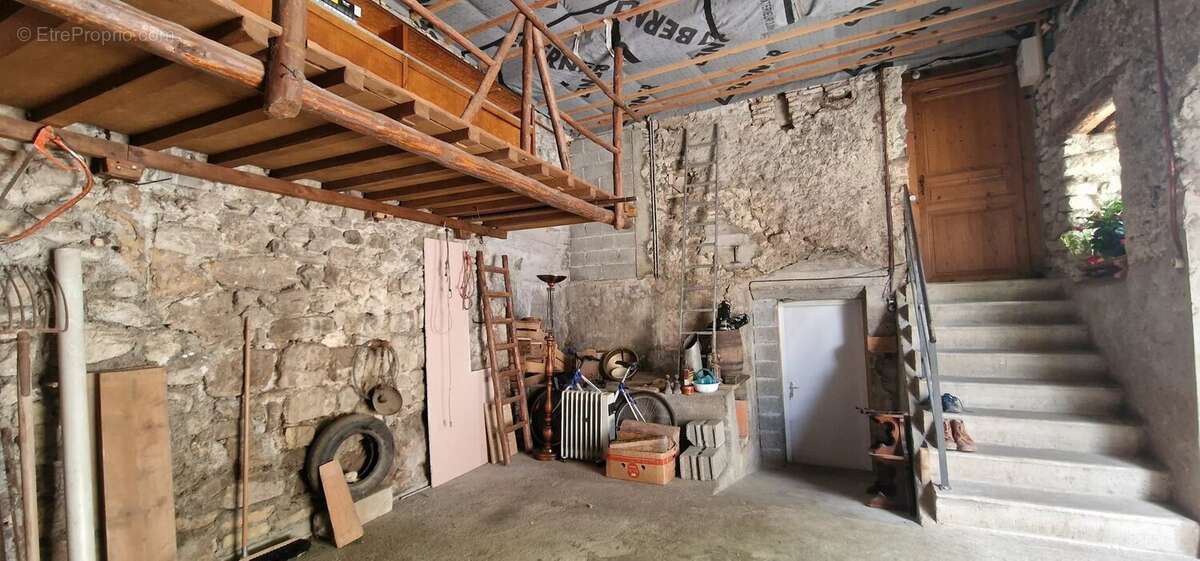 Maison de ville avec garage, caves et espace indépendant - photo 5