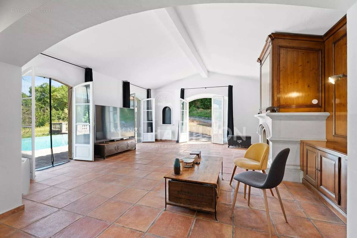 Maison à CHATEAUNEUF-GRASSE