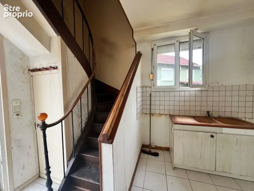 Maison à rénover 3 chambres + cour - photo 2