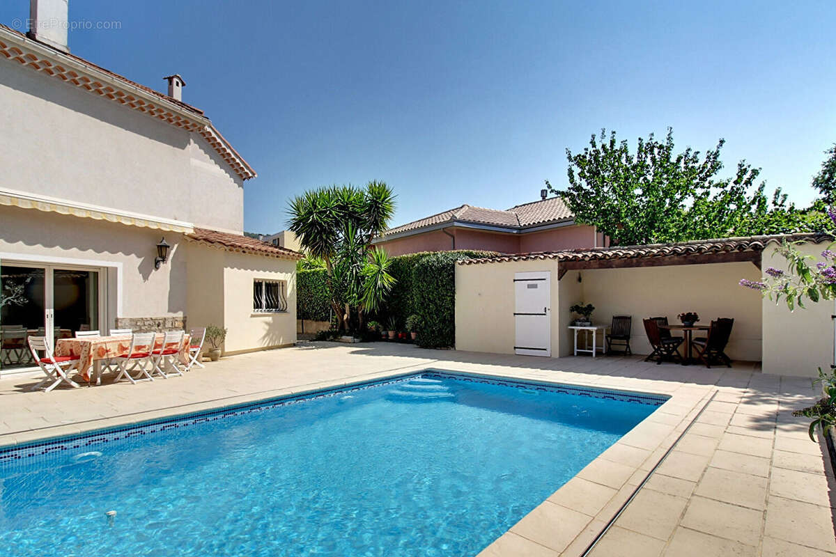 A VENDRE en EXCLUSIVITE à DRAGUIGNAN ! Propriété de caractère avec piscine, en plein coeur de ville - Possibilité 2 logements ou - photo 11