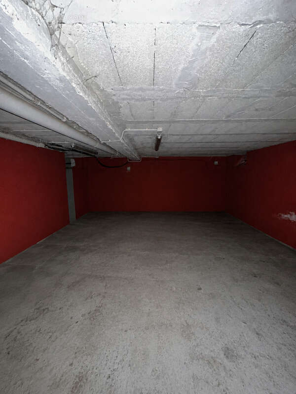 BRON – Local commercial de 70 m² avec cave - photo 4