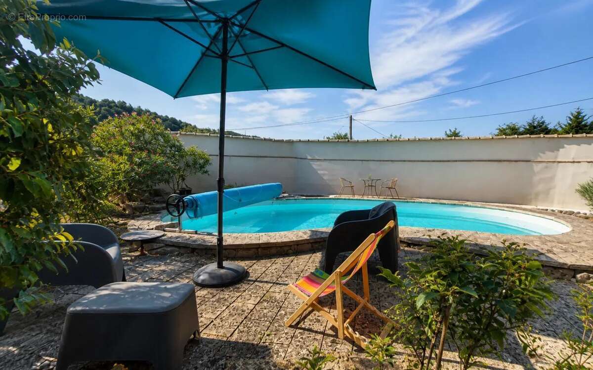 Maison de 10 pièces de 196 m² à Saint-Paul-le-Jeune - photo 2